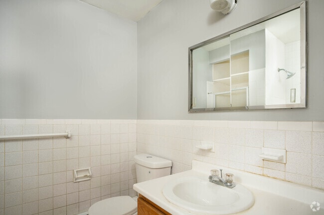 1BR, 1BA - 650SF - Kitchen - Manor House Apartments