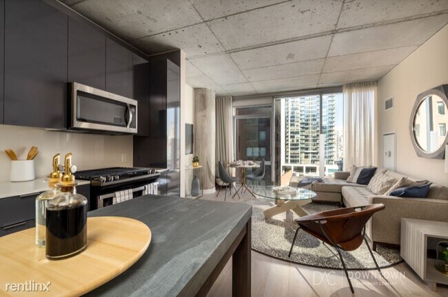 Building Photo - 1 br, 1 bath Condo - 118 W Illinois St