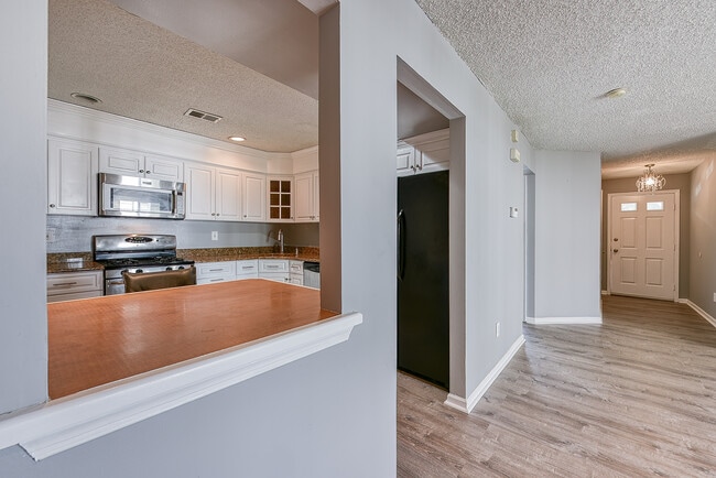Building Photo - 45 Tulip Ln