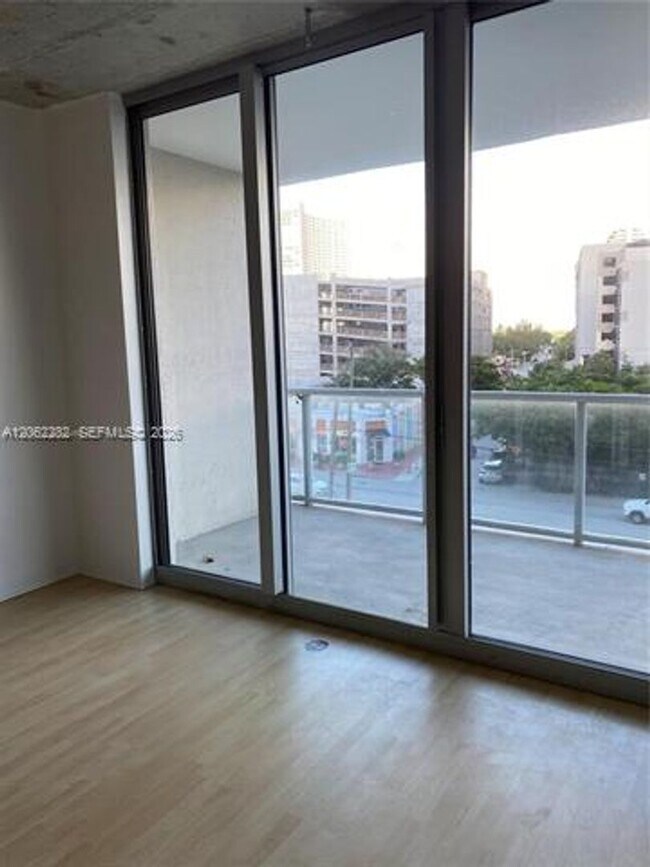 Foto del edificio - 3470 E Coast Ave
