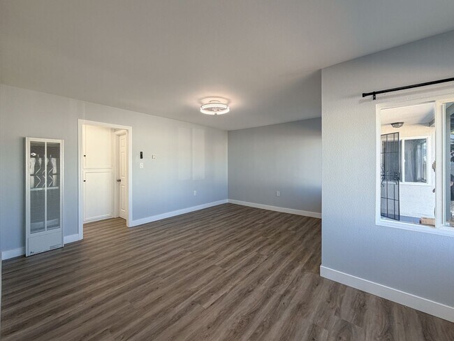 Foto del edificio - 502-504 E Hemlock- LT