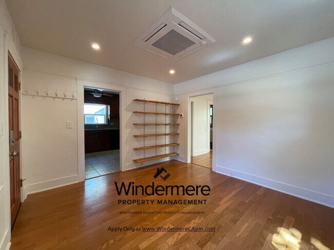 Foto del edificio - Charming Land Park Bungalow 1x1 with Bonus...