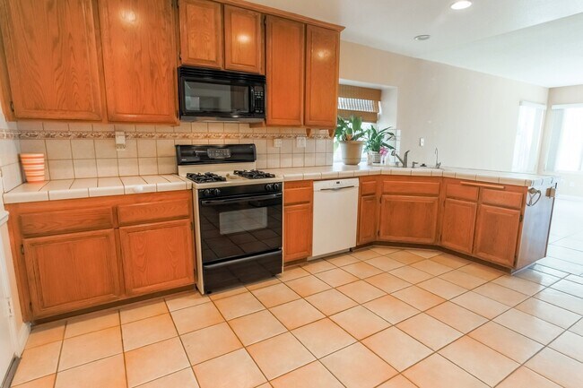 Foto del edificio - 3-Bedroom Home with Sunroom, Views, and Ga...