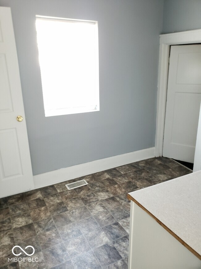 Foto del edificio - 4913 E Michigan St