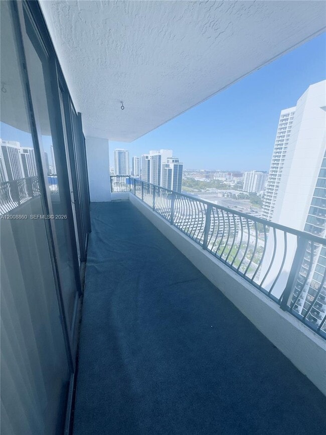Foto del edificio - 555 NE 15th St
