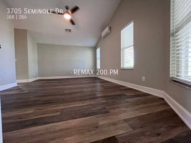 Foto del edificio - 3705 Seminole Dr
