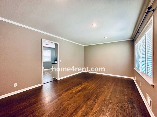 Building Photo - Beautiful Hardwoods w Fenced-in Yard!