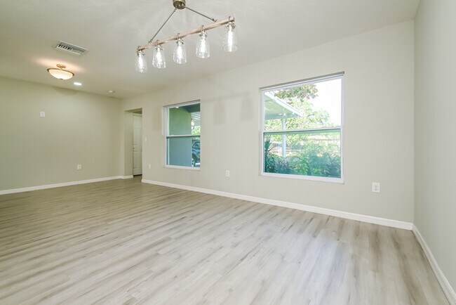 Building Photo - 9612 Pineridge Ave