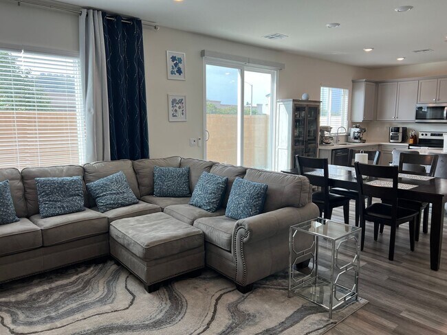 Building Photo - Spring Valley 4 bed 3 bath