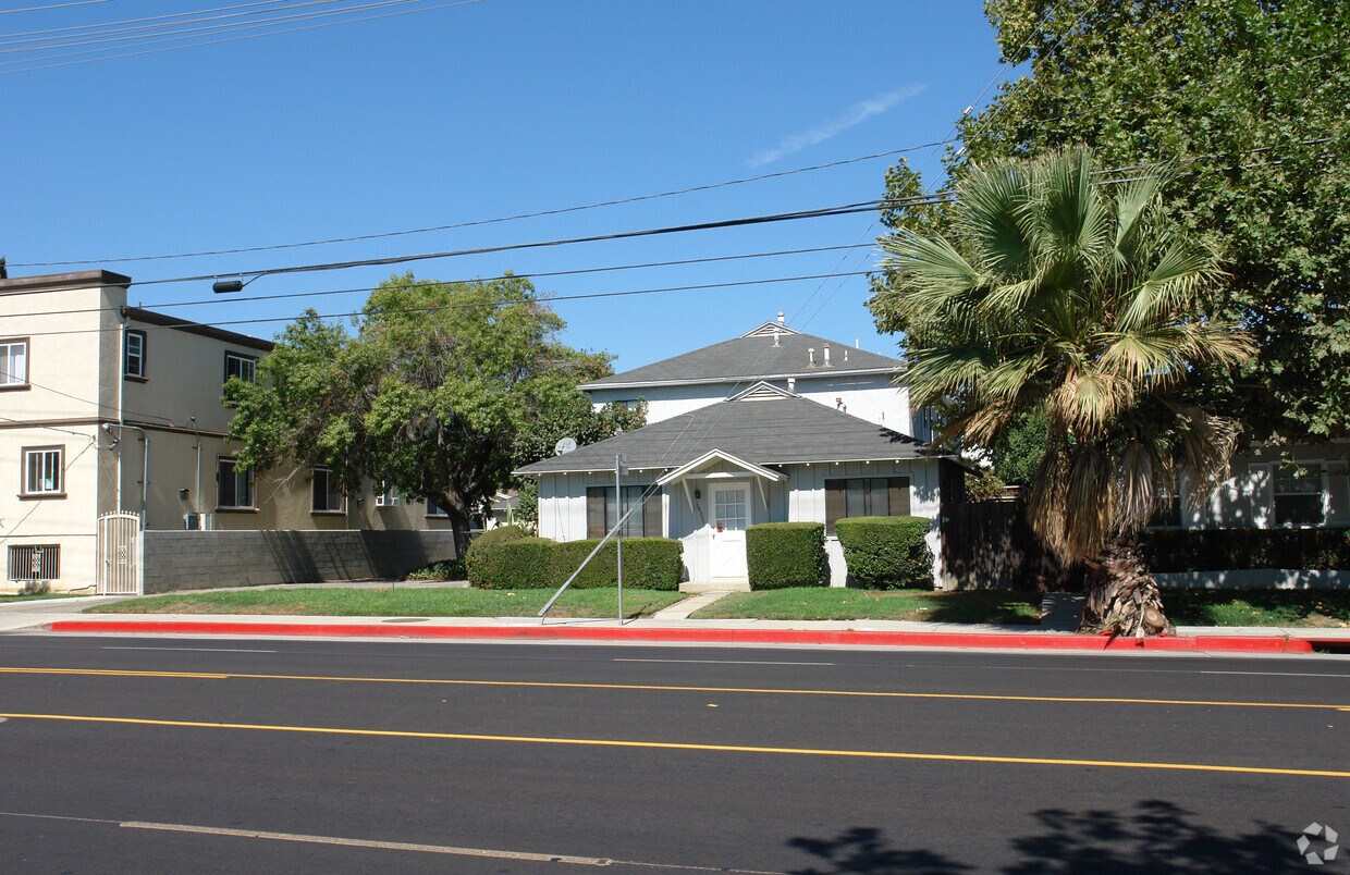 Building Photo - 14305-14309 Magnolia Blvd