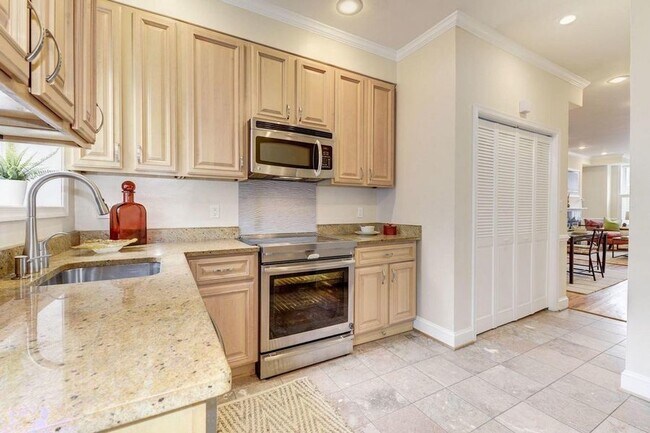 Building Photo - Beautiful 3 Bedroom Rowhome Located Betwee...