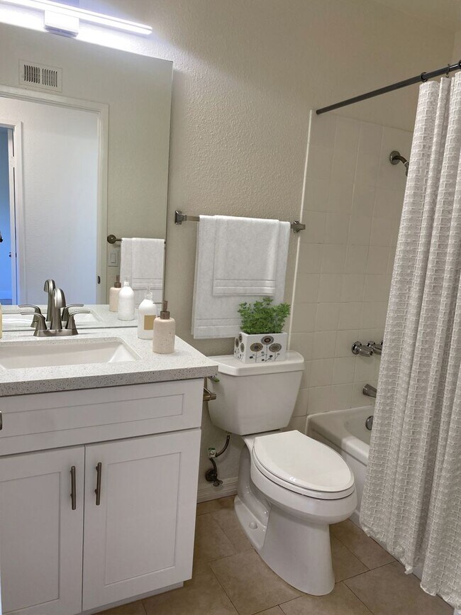 Foto del edificio - MOVE IN READY - Stunning La Jolla Condo with Space, Style, and Sophistication!