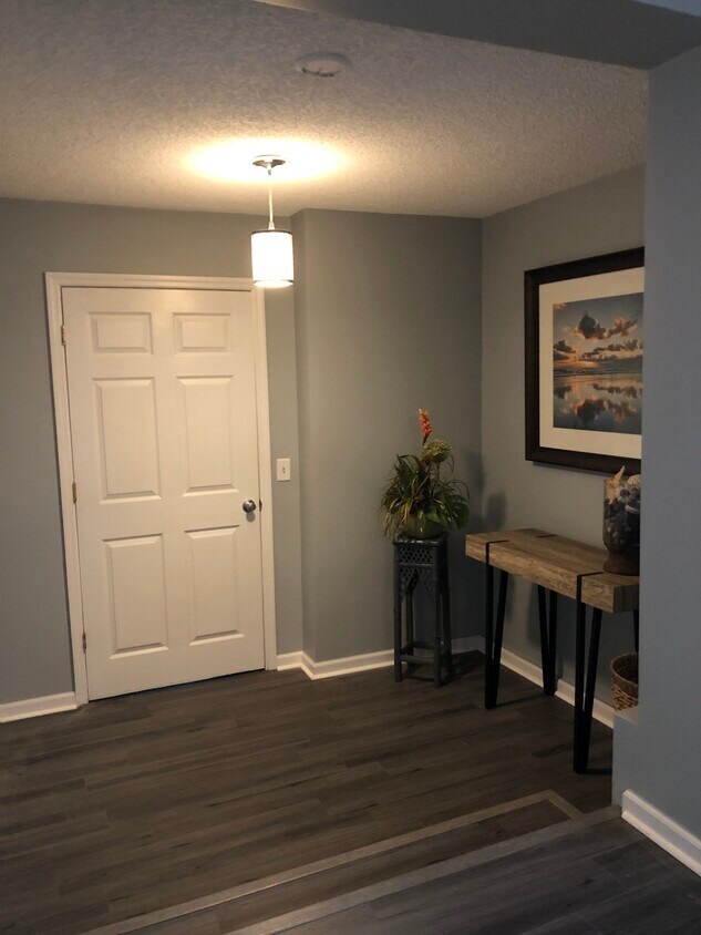 Apartment Entry - 120 N Woodland Blvd