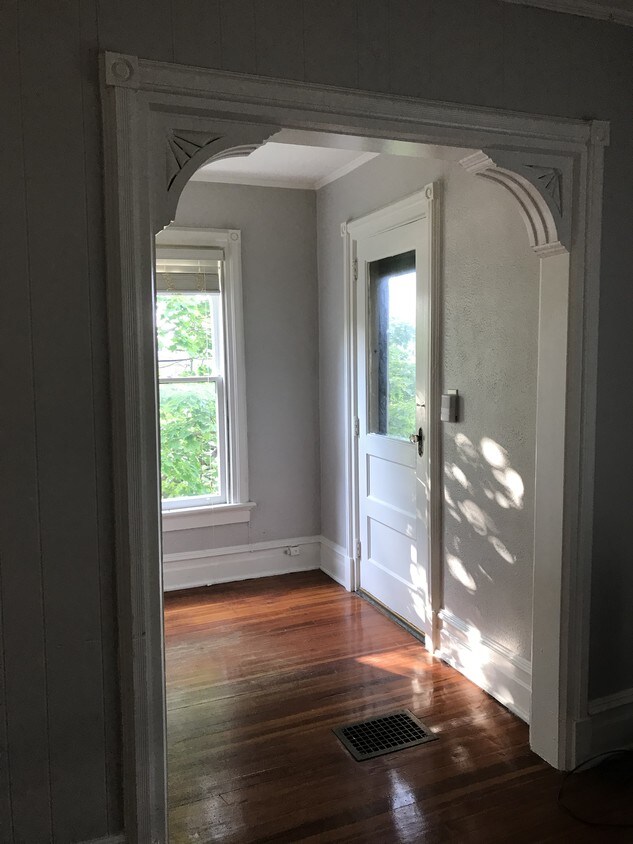 Entryway to front porch - 515 Washington St