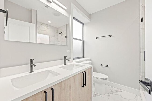 Foto del edificio - 6223 N Albany Ave