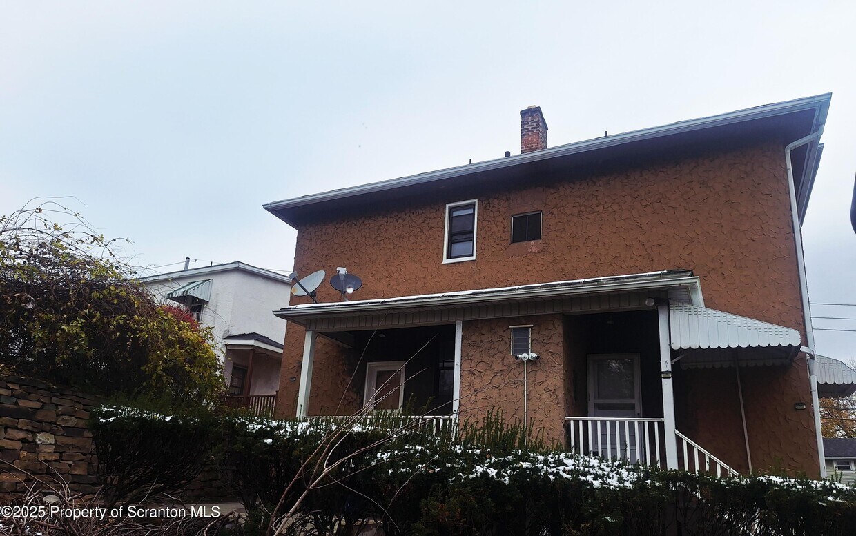 Building Photo - 907 W Linden St