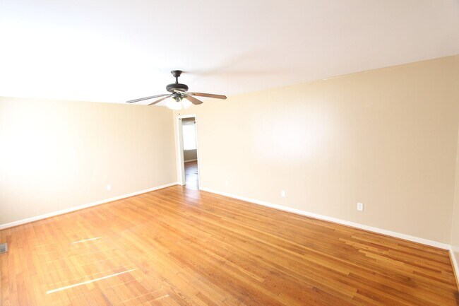 Building Photo - New On The Market!! - Large 3 Bedroom 2 Ba...