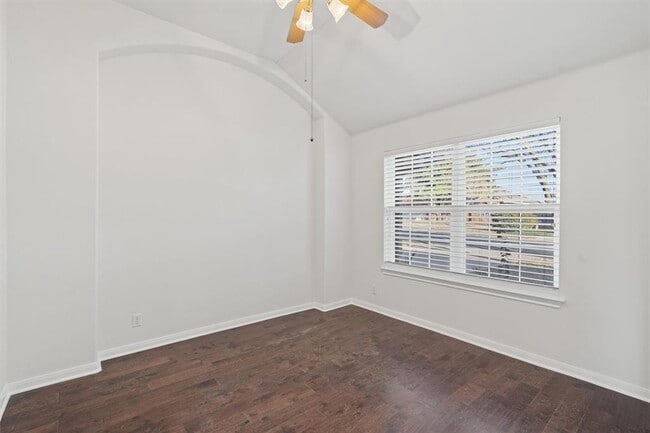 Building Photo - 325 Ranier Ln