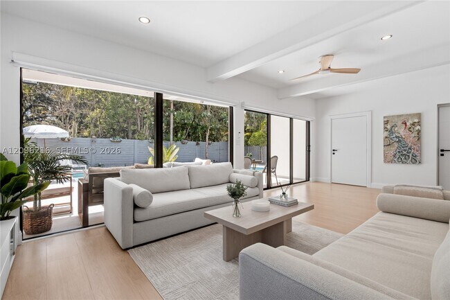 Foto del edificio - 696 NE 67th St