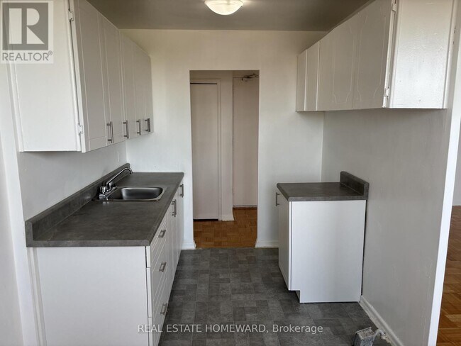 Photo du bâtiment - 1765 Lawrence Ave E