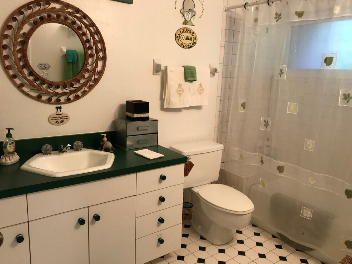 Primary Photo - 2 Island Cir