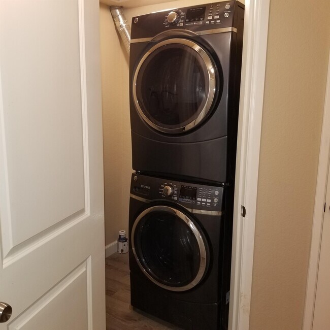 Building Photo - 9917 Holly Dr