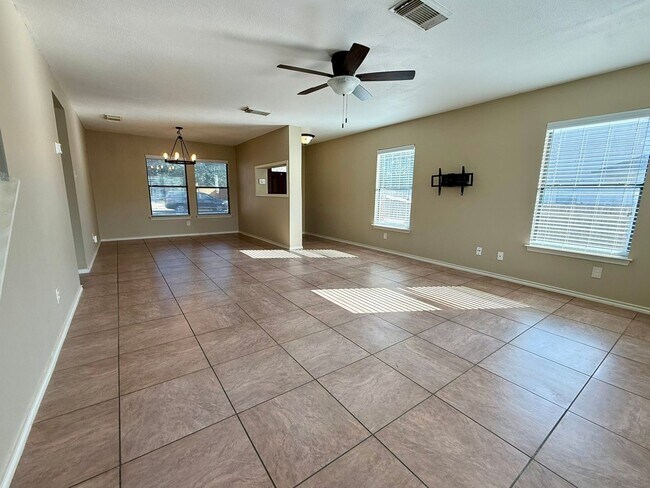 Building Photo - Spacious 3 bedroom, 2.5 bath, Thousand Oak...