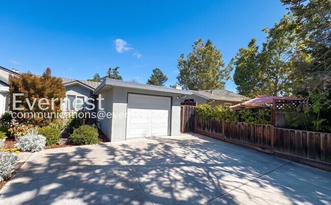 Building Photo - 4 Bed/3 Bath Home with Fenced Yard & Garage / Available Now!