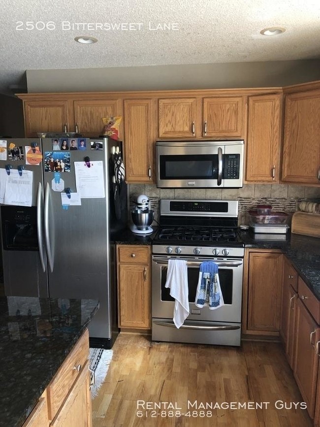 Building Photo - 5 bedroom in Maplewood MN 55109