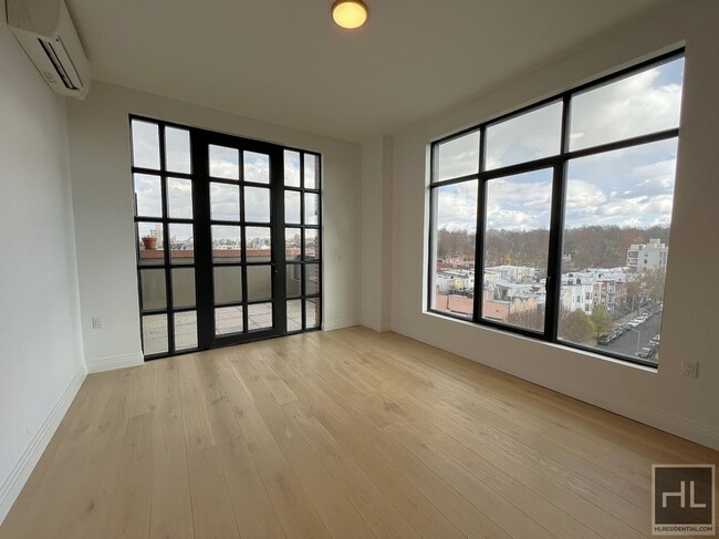 Foto del edificio - Luxurious 2 bedroom/1 Bathroom Penthouse A...