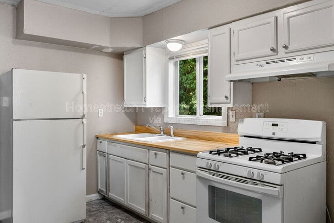 Building Photo - 8301 Edna Ave