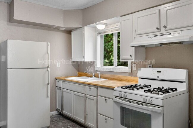 Foto del edificio - 8301 Edna Ave