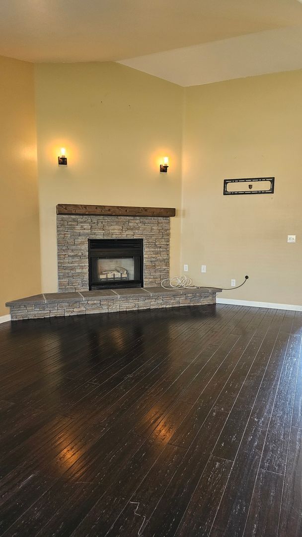 Foto del edificio - Non-Refundable & Security Deposit Total: $2400.00