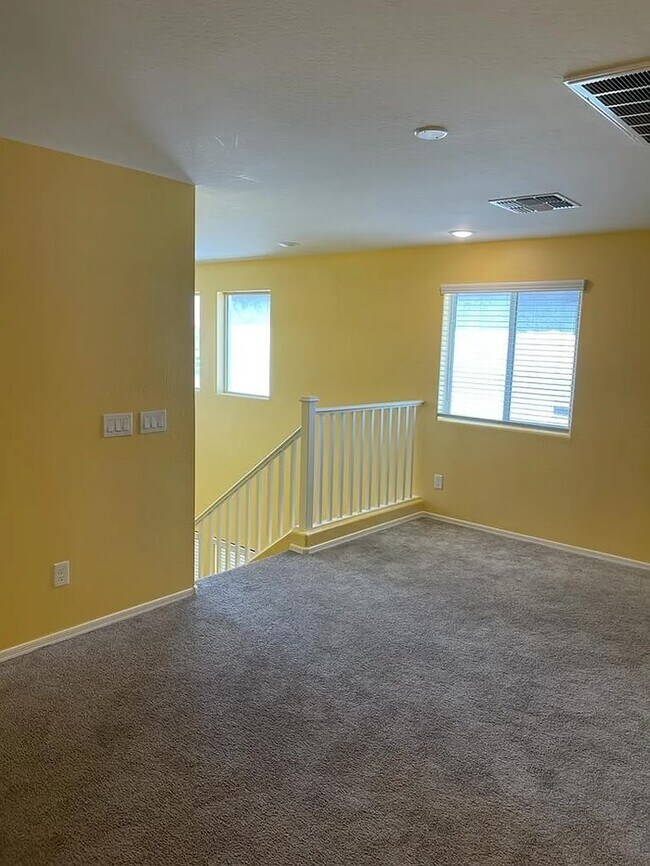 Building Photo - Stunning 5-bedroom 3 bathroom