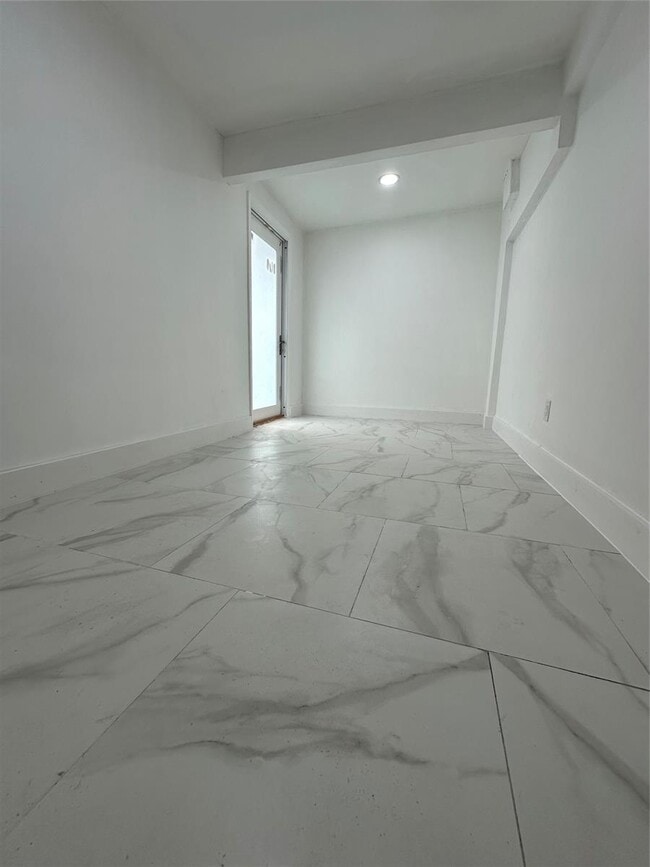 Building Photo - 2320 SW 44th St