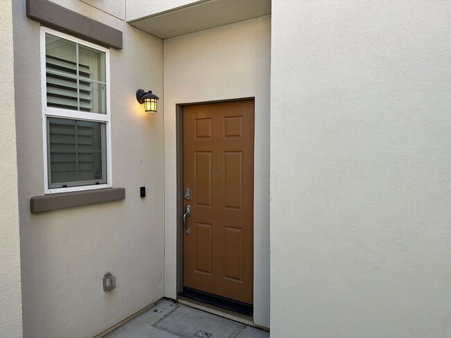 Building Photo - Stunning 3 Bedroom, 2.5 Bath Townhome / Be...