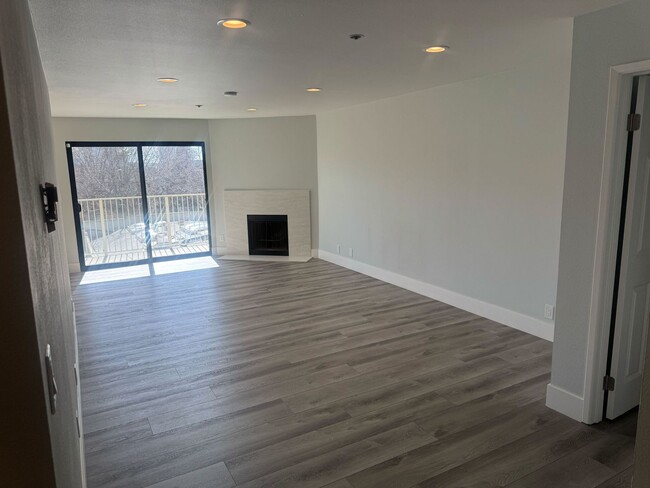 Building Photo - Bright & Modern 2 Bed, 2.5 Bath Condo in O...