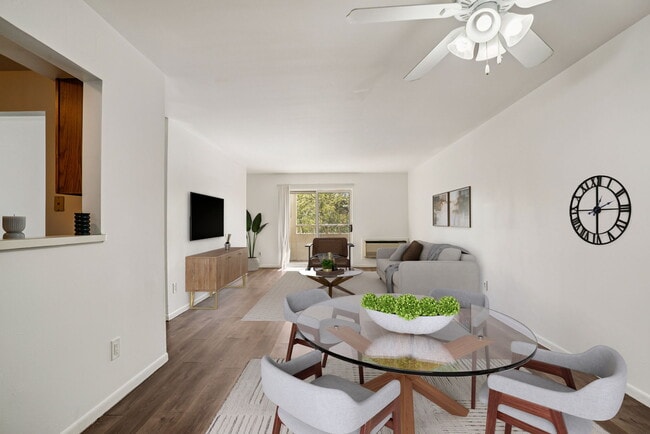 Las amplias áreas de estar brindan espacio para muebles elegantes y entretenimiento (escenificado virtualmente), operado profesionalmente por Highlands Vista Group. - Madison Estates