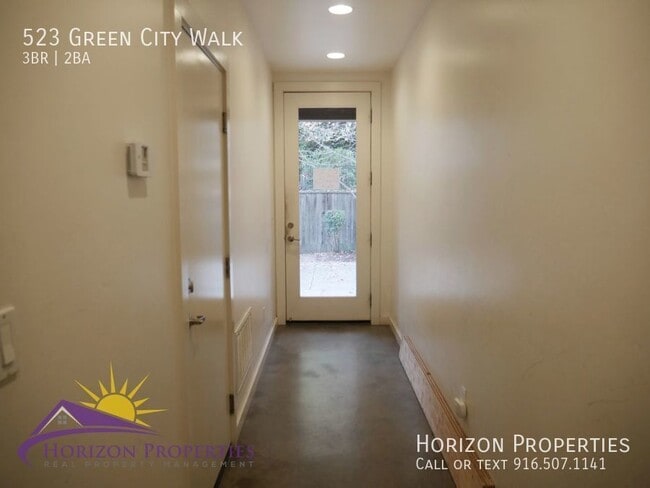 Building Photo - Modern Bright Three-story 3 Bed 2 Bath 1,4...