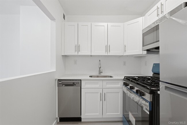 Building Photo - 671 Bronx River Rd
