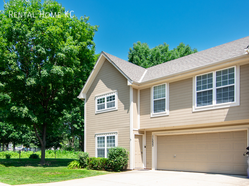 Building Photo - Two-story Townhouse w/big rooms, 2-car gar...