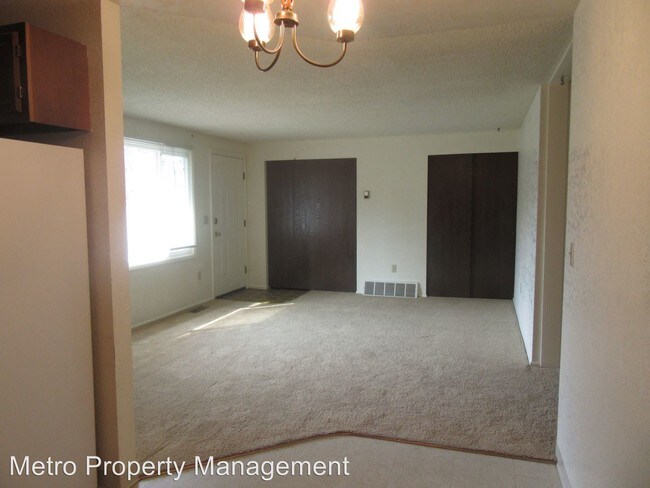 Building Photo - 333 Phyllis Cir E