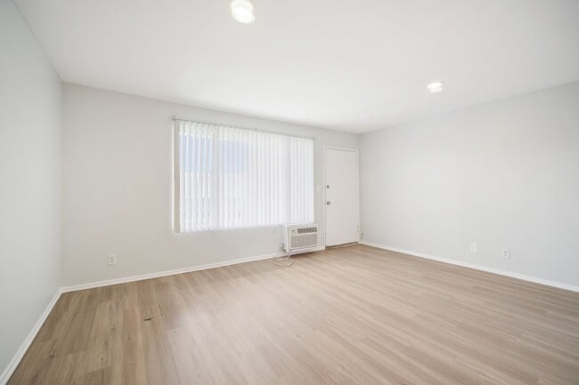 Interior Photo - 18411 Vincennes Street