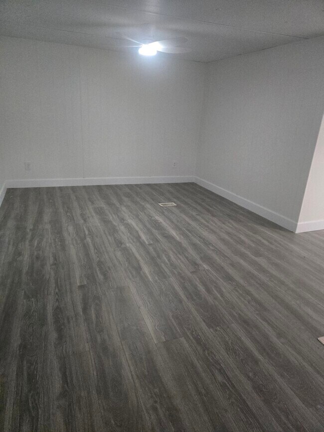 Building Photo - 100 Hoover Ln