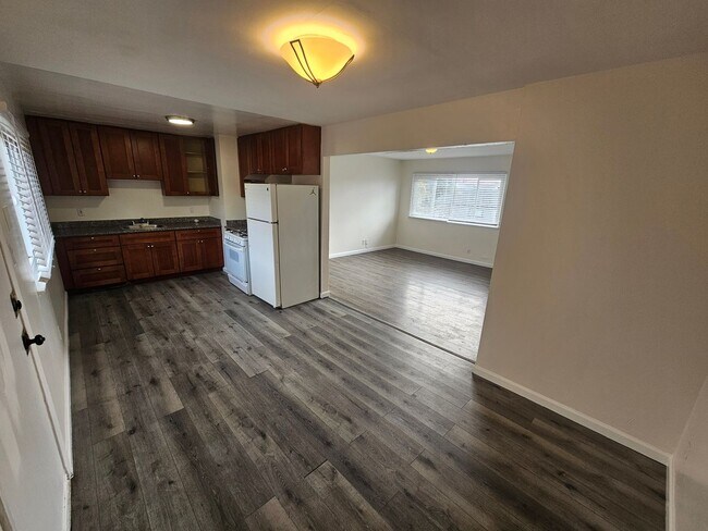 Building Photo - Move-In Ready: Secure 3BR Oakland Apartment with Paid Utilities