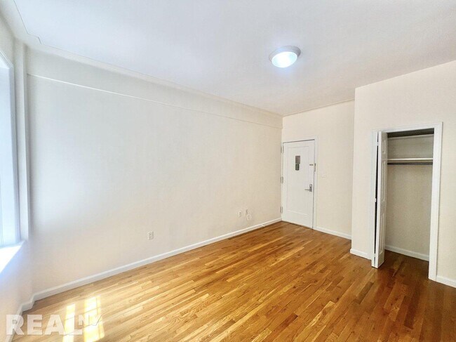 Building Photo - 117 W 13th St