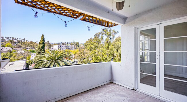 Building Photo - 2065 Ivar Ave