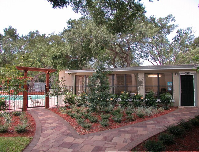 Foto del edificio - 2 STOREY TOWNHOME - PRIVATE YARD - GRAND OAKS