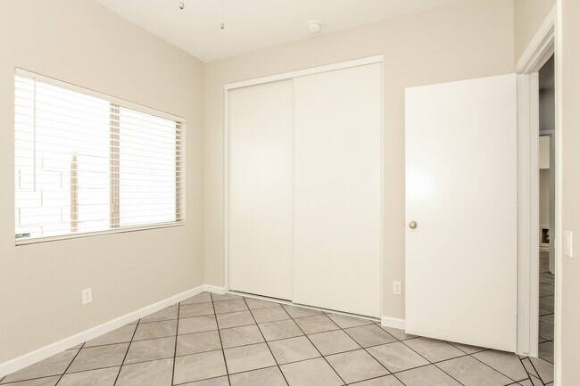 Foto del edificio - 5324 W Carson Rd