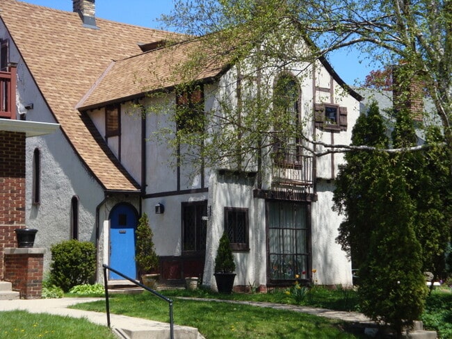 Building Photo - 2206 E Stratford Ct